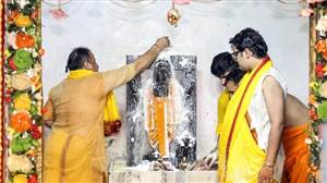 Krishna Janmashtami : ਜੈ ਸ਼੍ਰੀ ਕ੍ਰਿਸ਼ਨਾ ਦੇ ਜੈਕਾਰਿਆਂ ਨਾਲ ਗੂੰਜ ਰਿਹਾ ਜਨਮਸਥਾਨ, ਬਾਂਕੇ ਬਿਹਾਰੀ ਨੂੰ ਅਰਪਿਤ ਕੀਤਾ ਜਾਵੇਗਾ ‘ਪਾਗ ਕੇਕ’