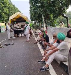 ਤੇਜ਼ ਬਾਰਿਸ਼ ਹੋਣ ਕਾਰਨ ਕਿਸਾਨਾਂ ਨੇ ਬੈਠ ਕੇ ਗੁਜ਼ਾਰੀ ਰਾਤ, ਤਰਪਾਲਾਂ ਚੋਣ ਕਾਰਨ ਟਰਾਲੀਆਂ 'ਚ ਭਰਿਆ ਮੀਂਹ ਦਾ ਪਾਣੀ