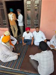 ਰਾਵੀ ਨਦੀ ’ਚ ਡੁੱਬਣ ਵਾਲੇ ਕਿਸਾਨ ਦੇ ਪਰਿਵਾਰ ਨੂੰ ਮਿਲੇ ਰਵੀ ਮੋਹਨ