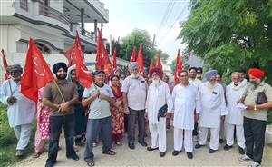 ਕਾਮਰੇਡਾਂ ਨੇ ਮੰਗਾਂ ਸਬੰਧੀ ਵਿਧਾਇਕ ਦੇ ਘਰ ਸਾਹਮਣੇ ਕੀਤਾ ਰੋਸ ਪ੍ਰਦਰਸ਼ਨ