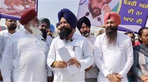 ਗੜ੍ਹੀ ਨੇ ਸਾਬਕਾ ਸੀਐੱਮ ਚੰਨੀ ਦੀ ਰਿਹਾਇਸ਼ ਅੱਗੇ ਪ੍ਰੈਸ ਕਾਨਫਰੰਸ ਕਰਕੇ ਲਗਾਏ ਗੰਭੀਰ ਦੋਸ਼
