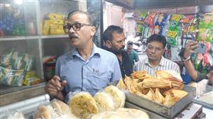 ਕੀ ਭਰ ਕੇ ਪਿਆ ਰਹੇ ਸੀ ₹5 ਦੀ 'ਲੈਮਨ ਜ਼ੀਰਾ' 'ਚ ? ਮਸ਼ਹੂਰ ਬੇਕਰੀ 'ਤੇ ਸਿਹਤ ਵਿਭਾਗ ਦੀ ਰੇਡ, ਮਿਆਦ ਪੁੱਗੀ ਬ੍ਰੈੱਡ-ਪੈਟੀ ਤੇ ਮਿਲੀ ਗੰਦਗੀ