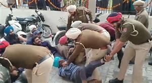 ਵਿੱਤ ਮੰਤਰੀ ਦਾ ਵਿਰੋਧ ਕਰਨ ਗਏ ਠੇਕਾ ਮੁਲਾਜ਼ਮਾਂ ਤੇ ਪੁਲਿਸ ਵਿਚਾਲੇ ਧੱਕਾਮੁੱਕੀ, ਕਈਆਂ ਦੀਆਂ ਪੱਗਾਂ ਲੱਥੀਆਂ