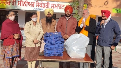 ਵਿਦਿਆਰਥੀਆਂ ਨੂੰ ਵੰਡੀਆਂ ਵਰਦੀਆਂ ਤੇ ਸਟੇਸ਼ਨਰੀ