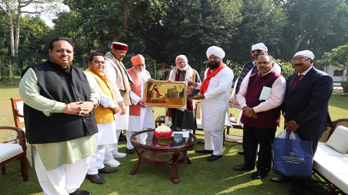 ਪੀਐੱਮ ਮੋਦੀ ਦੀ ਸੰਤ ਨਿਰੰਜਨ ਦਾਸ ਮਹਾਰਾਜ ਨਾਲ ਇਕ ਘੰਟਾ ਹੋਈ ਮੀਟਿੰਗ