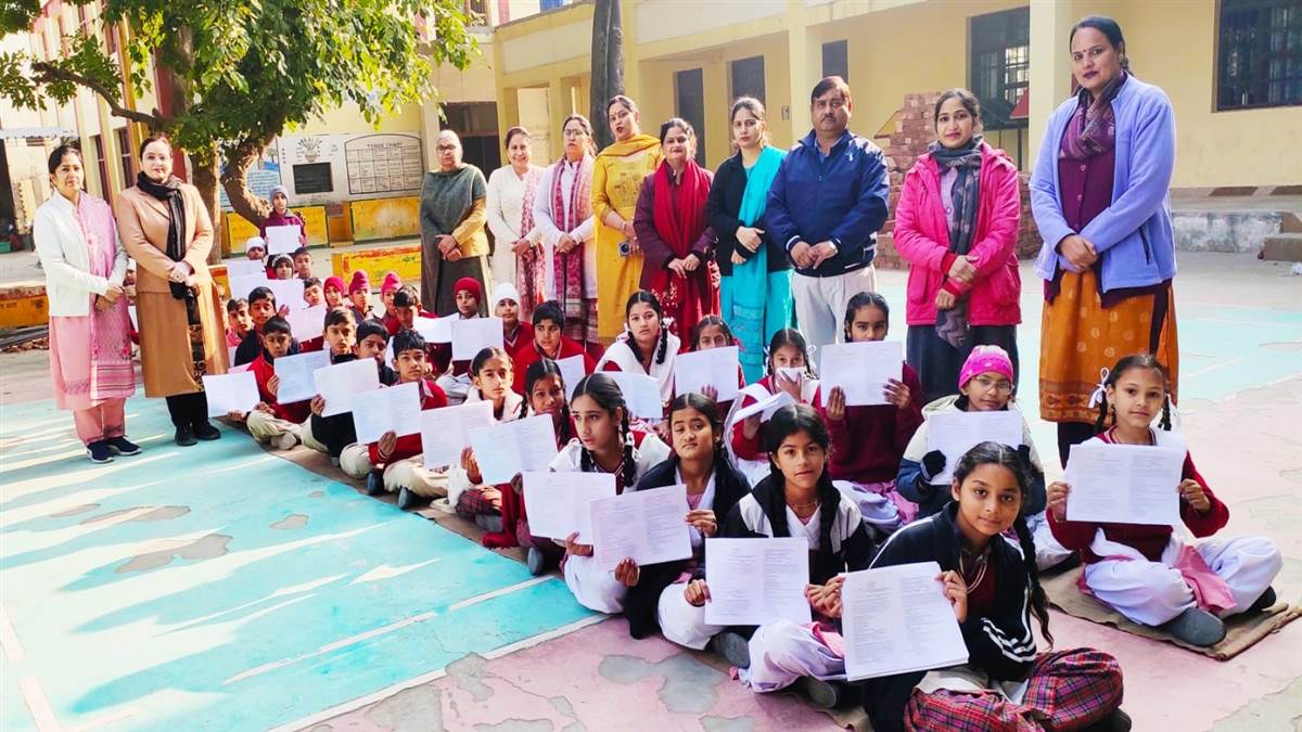 ਵਿਦਿਆਰਥੀਆਂ ਨੂੰ ਸੀਈਪੀ ਅਧੀਨ ਸਿੱਖਣ ਸਮੱਗਰੀ ਵੰਡੀ