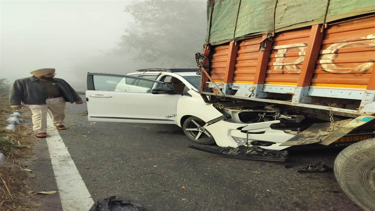 ਧੁੰਦ ਕਾਰਨ ਕੈਂਟਰ ਟਰੱਕ ਨਾਲ ਤਿੰਨ ਗੱਡੀਆਂ ਦੀ ਟੱਕਰ, ਤਿੰਨ ਜ਼ਖ਼ਮੀ