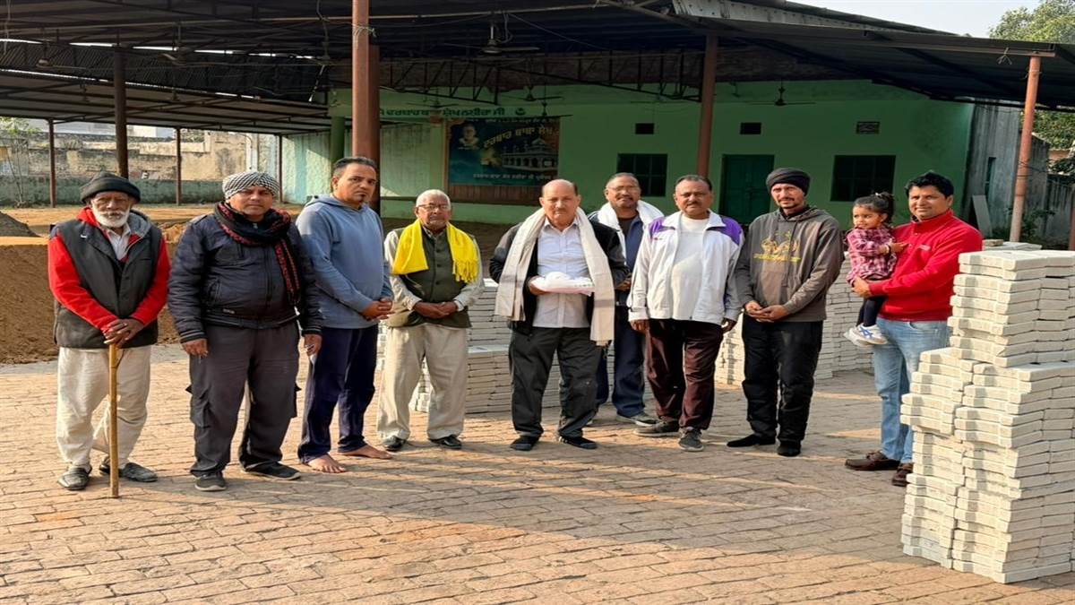 ਐੱਨਆਰਆਈ ਪਰਿਵਾਰ ਨੇ ਕੀਤੀ ਇੰਟਰਲਾਕ ਟਾਇਲਾਂ ਦੀ ਸੇਵਾ