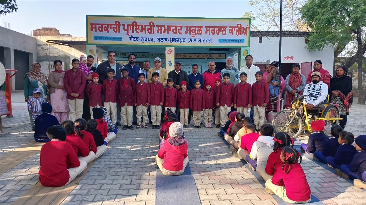 ਸਰਕਾਰੀ ਸਕੂਲ ਸਰਹਾਲ ਕਾਜ਼ੀਆਂ ਦੇ ਬੱਚਿਆਂ ਨੂੰ ਬਲੇਜ਼ਰ ਵੰਡੇ