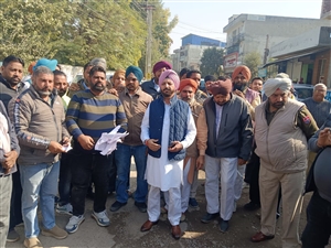 ਚੋਣਾਂ ਤੋਂ ਪਹਿਲਾਂ ਹੀ ਉਮੀਦਵਾਰਾਂ 'ਚ ਹੋਣ ਲੱਗੀ ਤਕਰਾਰ, ਫਾਰਮ ਭਰਨ ਗਏ ਕਾਂਗਰਸੀ ਉਮੀਦਵਾਰ ਦੇ ਪਾੜੇ ਗਏ ਕਾਗਜ਼