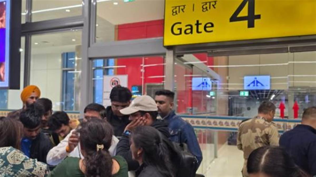 ਦੇਸ਼ਭਰ 'ਚ ਅੱਜ ਵੀ ਇੰਡੀਗੋ ਦੀਆਂ 300 ਉਡਾਣਾਂ ਰੱਦ, ਦਿੱਲੀ-ਮੁੰਬਈ ਤੋਂ ਲੈ ਕੇ ਹੈਦਰਾਬਾਦ ਤੱਕ ਹਵਾਈ ਅੱਡਿਆਂ 'ਤੇ ਯਾਤਰੀਆਂ ਦੀਆਂ ਲੱਗੀਆਂ ਲੰਬੀਆਂ ਕਤਾਰਾਂ