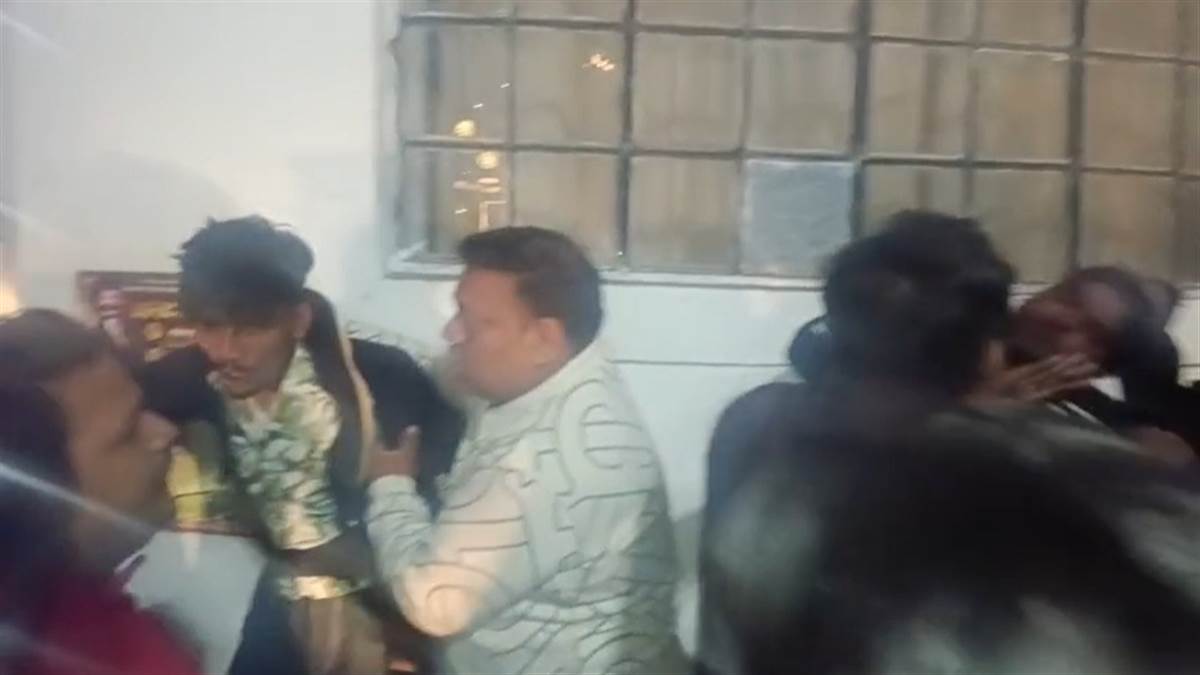 ਅੰਮ੍ਰਿਤਸਰ ’ਚ ਰਾਹਗੀਰਾਂ ਨੇ ਫੋਨ ਖੋਹਣ ਵਾਲਿਆਂ ਨੂੰ ਫੜਿਆ, ਭੀੜ ਨੇ 30 ਮਿੰਟਾਂ ਤੱਕ ਕੁੱਟਿਆ ਤੇ ਪੁਲਿਸ ਦੇ ਹਵਾਲੇ ਕੀਤਾ