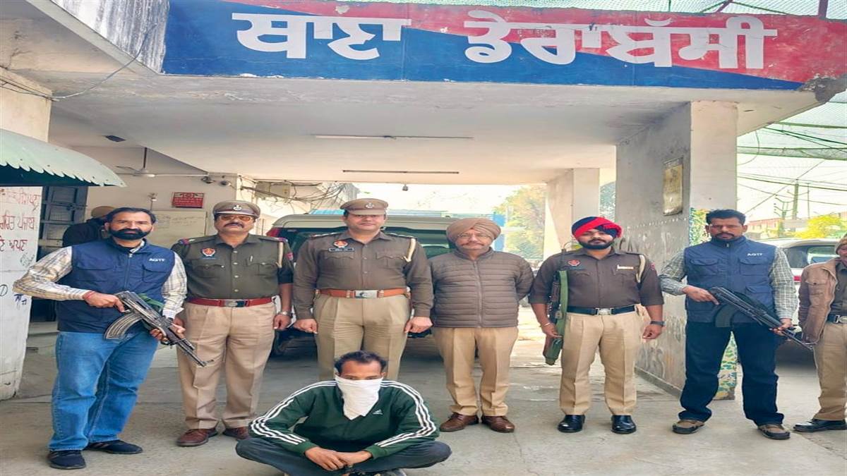 Mohali News :ਵਿਦੇਸ਼ ਆਧਾਰਿਤ ਗੈਂਗਸਟਰਾਂ ਗੋਲਡੀ ਢਿੱਲੋਂ ਤੇ ਮਨਦੀਪ ਸਪੇਨ ਦਾ ਹੋਰ ਇਕ ਸਹਿਯੋਗੀ ਗ੍ਰਿਫ਼ਤਾਰ, ਕਈ ਹਥਿਆਰ ਬਰਾਮਦ