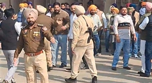 ਪੰਚਾਇਤ ਸੰਮਤੀ ਤੇ ਜ਼ਿਲ੍ਹਾ ਪ੍ਰੀਸ਼ਦ ਦੀ ਨਾਮਜ਼ਦਗੀ ਦੌਰਾਨ 'ਆਪ' ਤੇ ਕਾਂਗਰਸ ਵਰਕਰ ਆਹਮੋ-ਸਾਹਮਣੇ, ਪੱਗਾਂ ਤੱਕ ਲੱਥੀਆਂ; ਰੰਧਾਵਾ ਦੇ ਪੁੱਤਰ ਨੇ ਪੁਲਿਸ 'ਤੇ ਲਗਾਇਆ ਦੋਸ਼