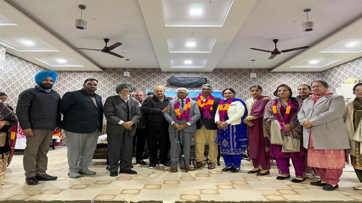 ਸੇਵਾਮੁਕਤੀ ’ਤੇ ਮੁੱਖ ਅਧਿਆਪਕ ਕ੍ਰਿਸ਼ਨ ਕੁਮਾਰ ਨੂੰ ਕੀਤਾ ਸਨਮਾਨਿਤ