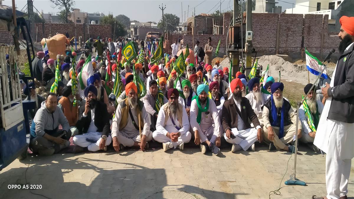 ਕਿਸਾਨਾਂ ’ਤੇ ਮਜ਼ਦੂਰਾਂ ਦੀਆਂ ਮੰਗਾਂ ਨੂੰ ਲੈ ਕੇ ਵਿਧਾਇਕ ਦਾ ਘਿਰਾਓ