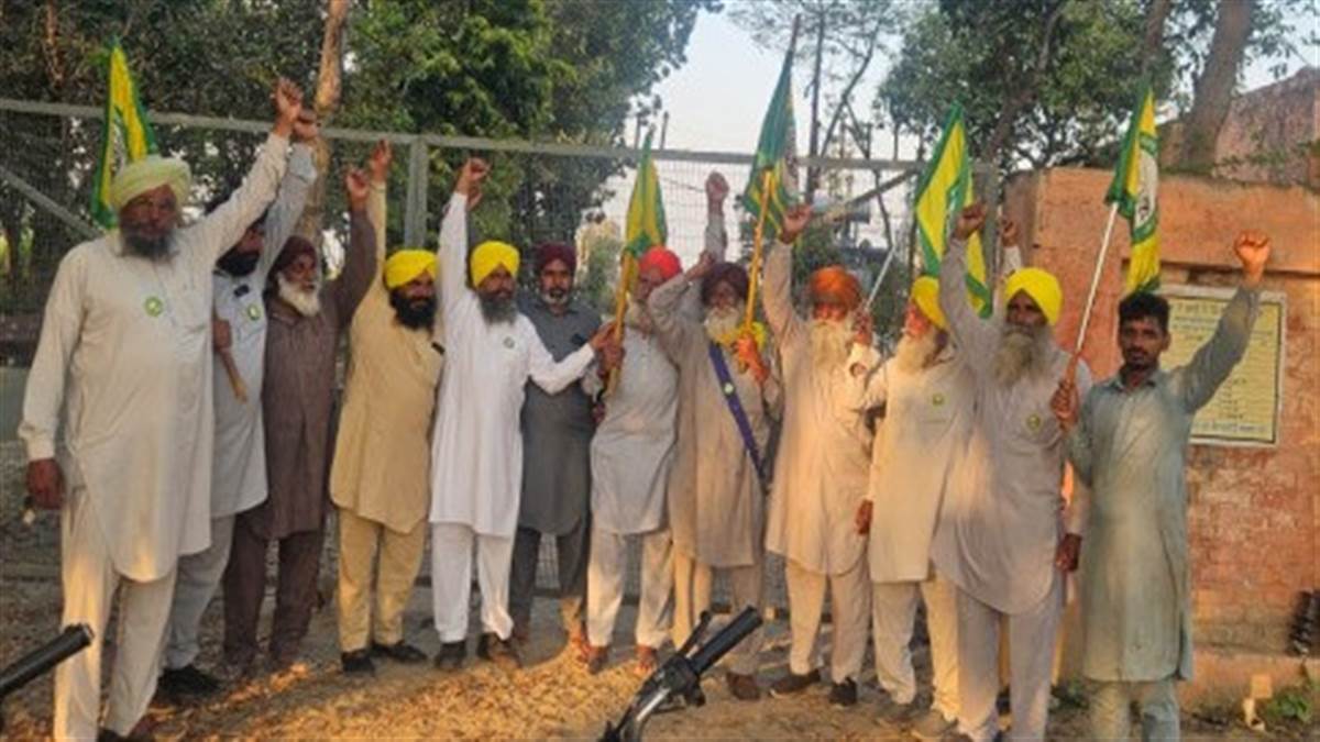 ਬਿਜਲੀ ਕੱਟਾਂ ਤੋਂ ਪ੍ਰੇਸ਼ਾਨ ਕਿਸਾਨ ਪੱਖੋਕੇ ਗਰਿੱਡ ਅੱਗੇ ਕੀਤਾ ਰੋਸ ਪ੍ਰਦਰਸ਼ਨ