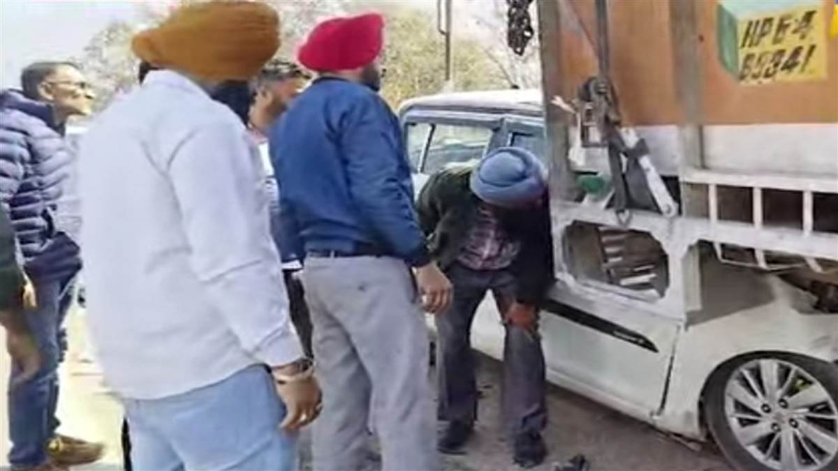 ਖੜੇ ਟਰੱਕ ਪਿੱਛੇ ਟਕਰਾਈ ਸ਼ਰਧਾਲੂਆਂ ਦੀ ਕਾਰ, ਬਚਾਅ