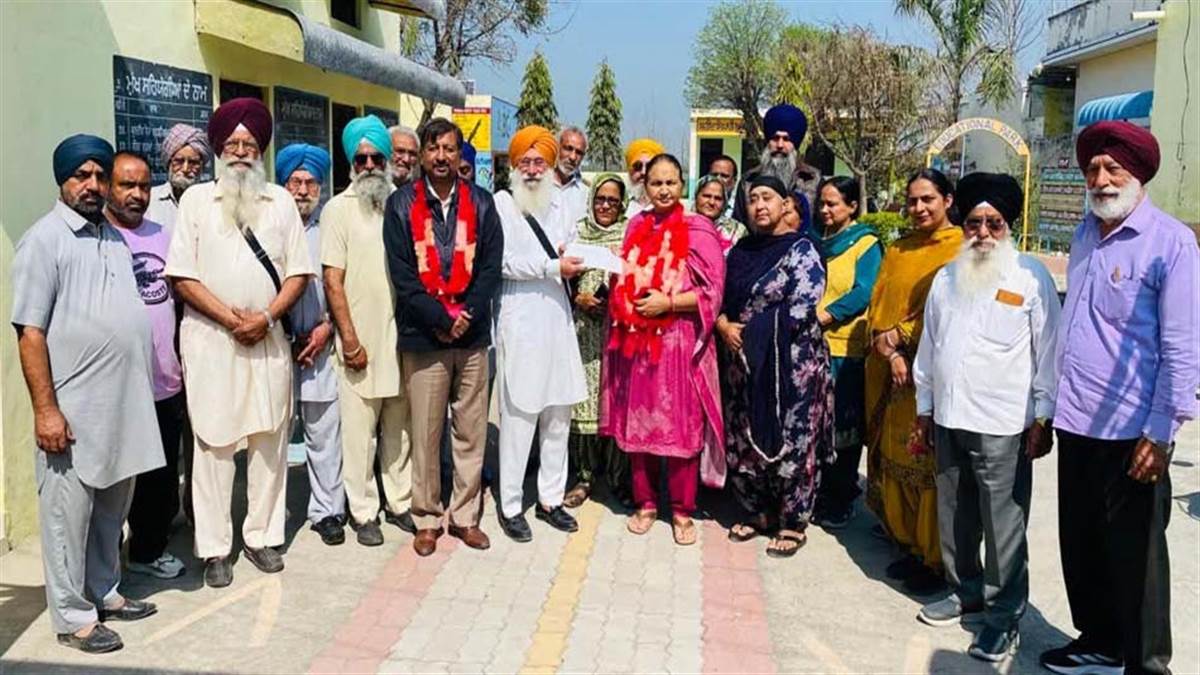 ਸਰਬਸੰਮਤੀ ਨਾਲ ਚੁਣੀ ਪੰਚਾਇਤ ਨੂੰ ਚੈੱਕ ਭੇਟ