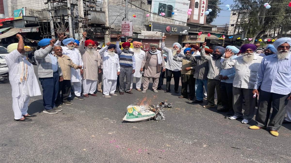ਕੇਂਦਰ ਤੇ ਪੰਜਾਬ ਸਰਕਾਰ ਦਾ ਫੂਕਿਆ ਪੁਤਲਾ