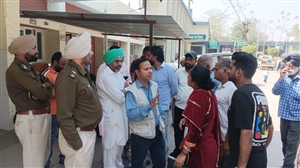 ਫਿਲੌਰ ਦੇ ਸਿਵਲ ਹਸਪਤਾਲ 'ਚ ਹੰਗਾਮਾ: ਨੌਜਵਾਨ ਦੀ ਮੌਤ ਤੋਂ ਬਾਅਦ ਪਰਿਵਾਰ ਨੇ ਸਟਾਫ਼ 'ਤੇ ਲਾਏ ਲਾਪ੍ਰਵਾਹੀ ਦੇ ਗੰਭੀਰ ਇਲਜ਼ਾਮ