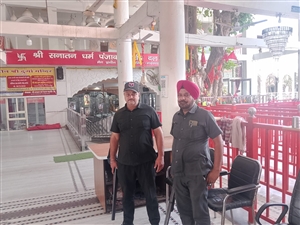 ਮੰਦਰ ’ਚ ਆਉਣ ਵਾਲੇ ਹਰ ਸ਼ਰਧਾਲੂ ਦੀ ਕੀਤੀ ਜਾ ਰਹੀ ਚੈਕਿੰਗ