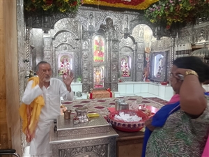 ਮਾਈਸਰਖਾਨਾ ਮੰਦਰ ਨੂੰ ਬੰਬ ਨਾਲ ਉਡਾਉਣ ਦੀ ਧਮਕੀ ਦਾ ਮਾਮਲਾ : ਸ਼ਰਧਾਲੂਆਂ ਦੀ ਸ਼ਰਧਾ ਨਹੀਂ ਘਟਾ ਸਕੀ ਧਮਕੀ, ਚਾਰ ਸਕਿਊਰਟੀ ਗਾਰਡ ਕਰ ਰਹੇ ਨੇ ਸੁਰੱਖਿਆ