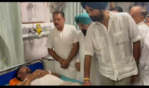 ਰਾਜਾ ਵੜਿੰਗ ਨੇ ਲਾਠੀਚਾਰਜ ਦੌਰਾਨ ਜ਼ਖਮੀ ਹੋਏ ਨੌਜਵਾਨਾਂ ਨਾਲ ਹਸਪਤਾਲ ਵਿੱਚ ਕੀਤੀ ਮੁਲਾਕਾਤ; ਭਗਵੰਤ ਮਾਨ ਸਰਕਾਰ ਦੀ ਕੀਤੀ ਨਿਖੇਧੀ