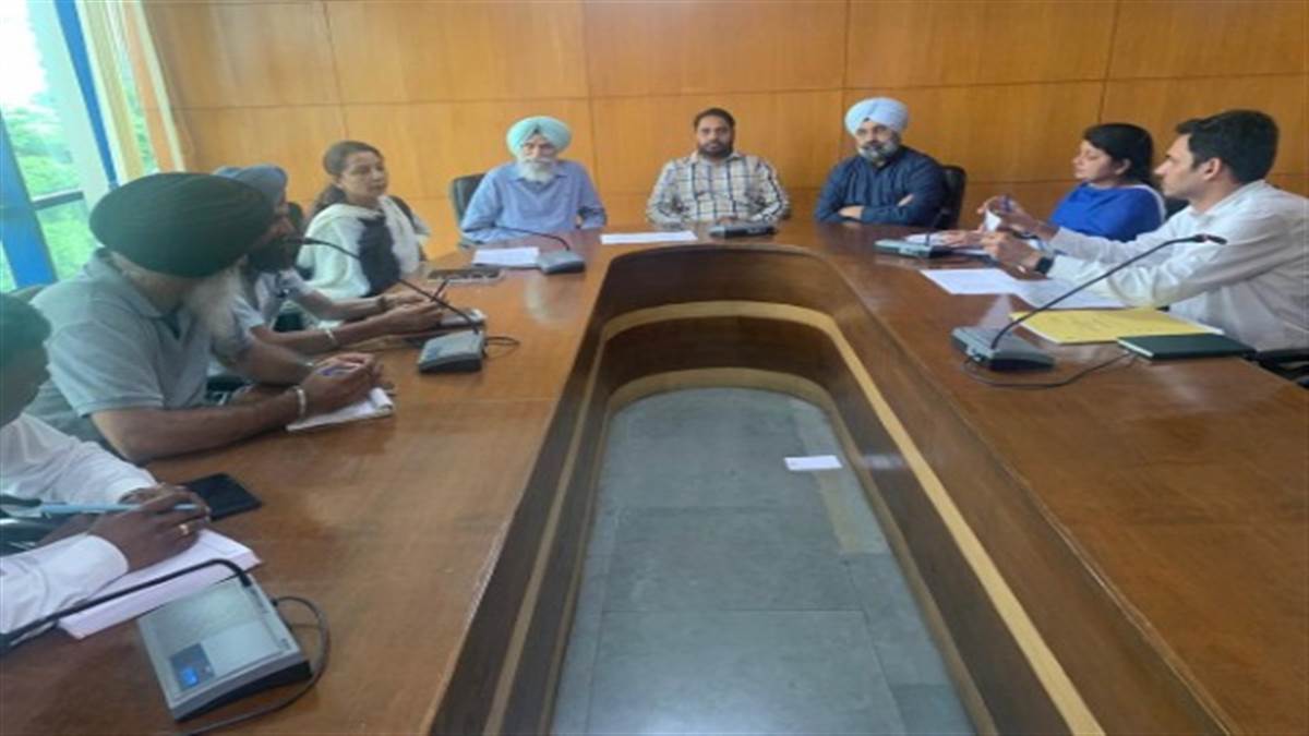 The Mayor and Commissioner of Mohali Municipal Corporation held a meeting regarding sanitation in the city
