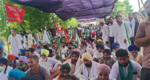 ਮੰਗਾਂ ਨੂੰ ਲੈਕੇ ਸਪੀਕਰ ਸੰਧਵਾਂ ਦੇ ਘਰ ਅੱਗੇ ਕਿਸਾਨਾਂ ਦਾ ਪੱਕਾ ਮੋਰਚਾ ਸ਼ੁਰੂ