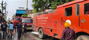 Amritsar 'ਚ ਸੁਰੇਕਾ ਨਿਟ ਫੈਬ ਫੈਕਟਰੀ 'ਚ ਲੱਗੀ ਭਿਆਨਕ ਅੱਗ, ਕਰੋੜਾਂ ਦਾ ਨੁਕਸਾਨ ਹੋਣ ਦਾ ਅਨੁਮਾਨ; ਕਾਮੇ ਸੁਰੱਖਿਅਤ