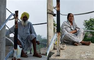 Kiranjit kaur Suicide Case : ਪੁੱਤਰ ਤੇ ਨੂੰਹ ਖ਼ਿਲਾਫ਼ ਦਰਜ ਕੇਸ ਦੇ ਵਿਰੋਧ ’ਚ ਪੈਟਰੋਲ ਦੀ ਬੋਤਲ ਲੈ ਕੇ ਪਾਣੀ ਵਾਲੀ ਟੈਂਕੀ ’ਤੇ ਚੜ੍ਹੇ ਬਜ਼ੁਰਗ ਮਾਤਾ-ਪਿਤਾ