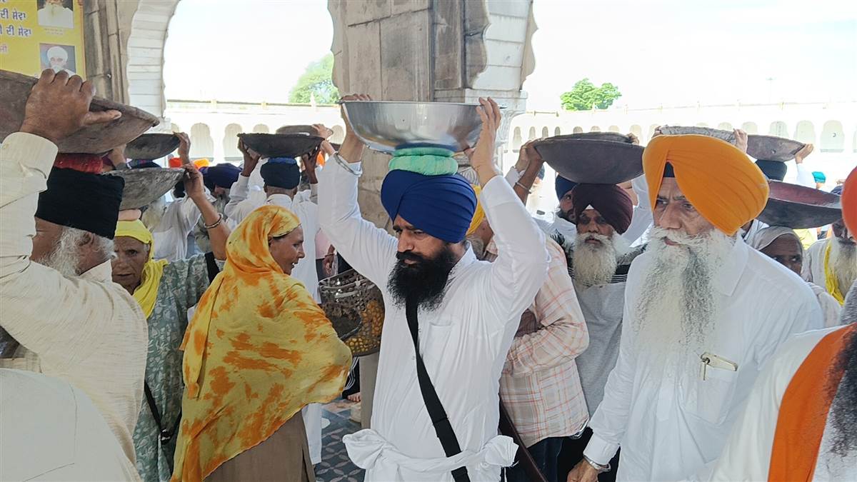 ਤਖਤ ਸ੍ਰੀ ਕੇਸਗੜ੍ਹ ਸਾਹਿਬ ਦੇ ਸਰੋਵਰ ’ਚੋਂ ਗਾਰ ਕੱਢਣ ਦੀ ਸੇਵਾ ਸ਼ੁਰੂ