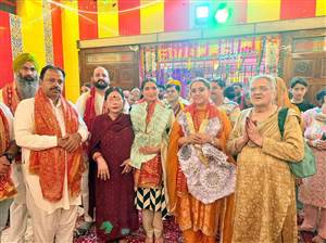 ਜਨਮ ਅਸ਼ਟਮੀ ਮੌਕੇ ਵਿਧਾਇਕ ਤੇ ਮੇਅਰ ਨੇ ਮੰਦਰ ‘ਚ ਮੱਥਾ ਟੇਕਿਆ