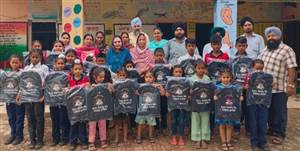 ਕੈਪਟਨ ਕੰਵਲਜੀਤ ਸਿੰਘ ਮੈਮੋਰੀਅਲ ਸੁਸਾਇਟੀ ਨੇ ਬੱਚਿਆਂ ਨੂੰ ਬੈਗ ਵੰਡੇ