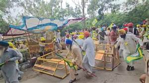ਪ੍ਰਦਰਸ਼ਨ ਦੌਰਾਨ ਕਿਸਾਨਾਂ ਤੇ ਪੁਲਿਸ ਵਿਚਕਾਰ ਧੱਕਾ-ਮੁੱਕੀ