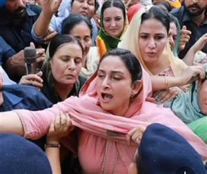 ਹਰਸਿਮਰਤ ਬਾਦਲ ਤੇ ਗਨੀਵ ਕੌਰ ਮਜੀਠੀਆ ਨੂੰ ਪੁਲਿਸ ਨੇ ਹਿਰਾਸਤ 'ਚ ਲਿਆ, CM ਰਿਹਾਇਸ਼ ਵੱਲ ਮਾਰਚ ਦੌਰਾਨ ਪੁਲਿਸ ਨਾਲ ਧੱਕਾ-ਮੁੱਕੀ