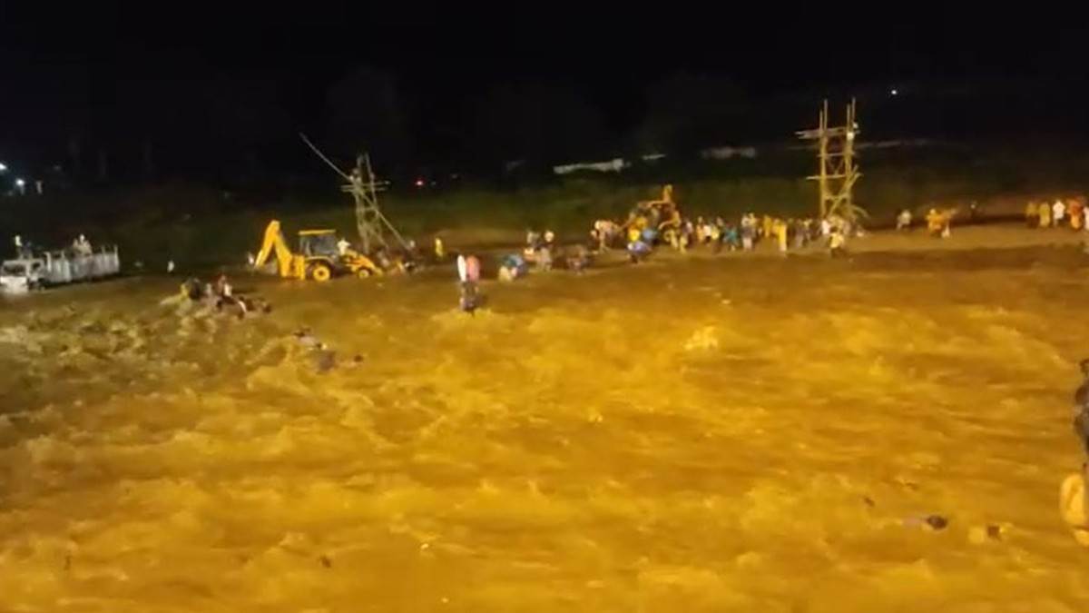 Major accident during Durga immersion in Jalpaiguri 40 people washed away in Mal river 8 dead