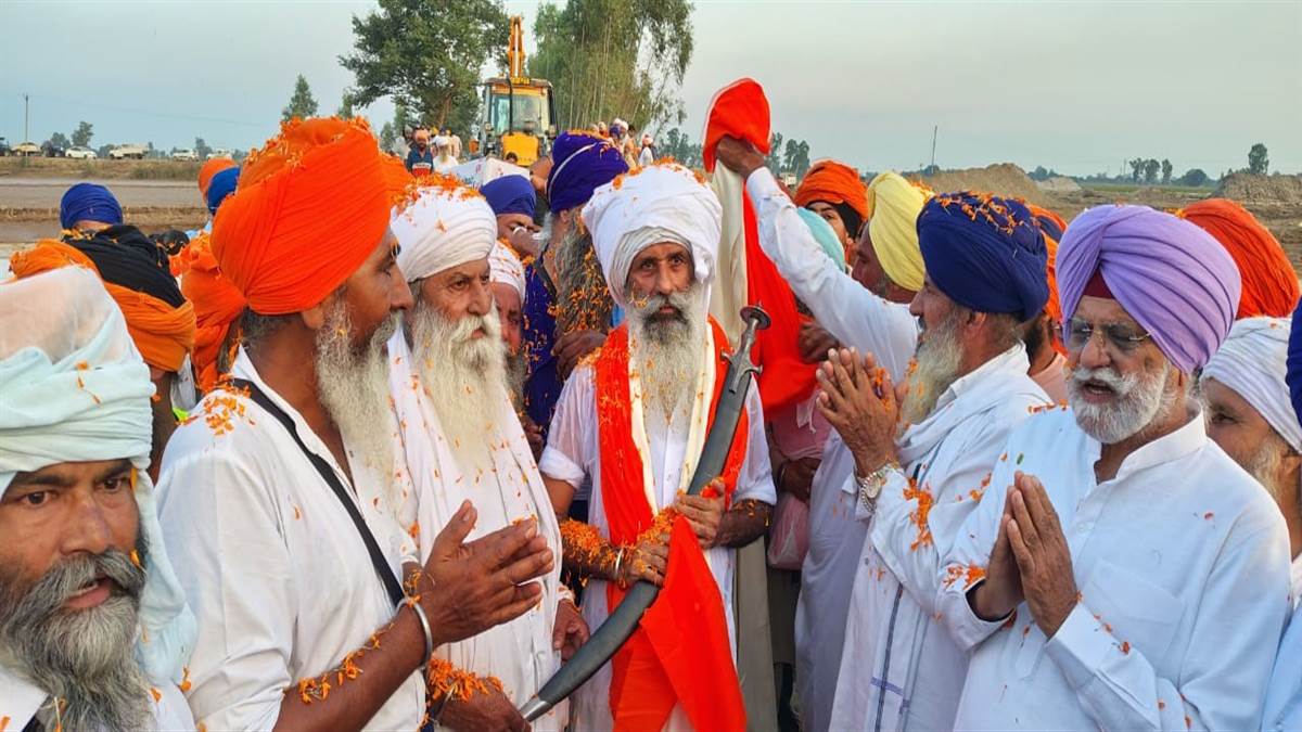 ਸੰਪਰਦਾਇ ਵੱਲੋਂ ਦਰਿਆ ਰਾਵੀ ਦੇ ਧੁੱਸੀ ਬੰਨ੍ਹ ਦੇ ਦੋ ਪਾੜ ਪੂਰ ਦਿੱਤੇ ਗਏ ਹਨ ਤੇ ਤੀਜੇ ਪਾੜ ਨੂੰ ਪੂਰਨ ਦੀ ਸੇਵਾ ਚੱਲ ਰਹੀ ਹੈ। ਇਸ ਤਰ੍ਹਾਂ ਬਿਆਸ ਦੇ ਆਰਜੀ ਬੰਨ੍ਹਾਂ ਦੀਆਂ ਸੇਵਾਵਾਂ ਵੀ ਚੱਲ ਰਹੀਆਂ ਹਨ। ਅੱਜ ਸ਼ਾਮ ਜਦੋਂ ਪਿੰਡ ਚੱਕ ਪੱਤੀ ਬਾਲੂ ਬਹਾਦਰ ਵਿਖੇ ਬਿਆਸ ਦਰਿਆ ਦਾ ਪਾੜ ਪੂਰਿਆ ਗਿਆ ਤਾਂ ਸੰਗਤ ਨੇ 'ਬੋਲੇ ਸੋ ਨਿਹਾਲ, ਸਤਿ ਸ੍ਰੀ ਅਕਾਲ' ਦੇ ਜੈਕਾਰਿਆਂ ਨਾਲ ਅਸਮਾਨ ਤੱਕ ਗੂੰਜਾਂ ਪਾਈਆਂ।
