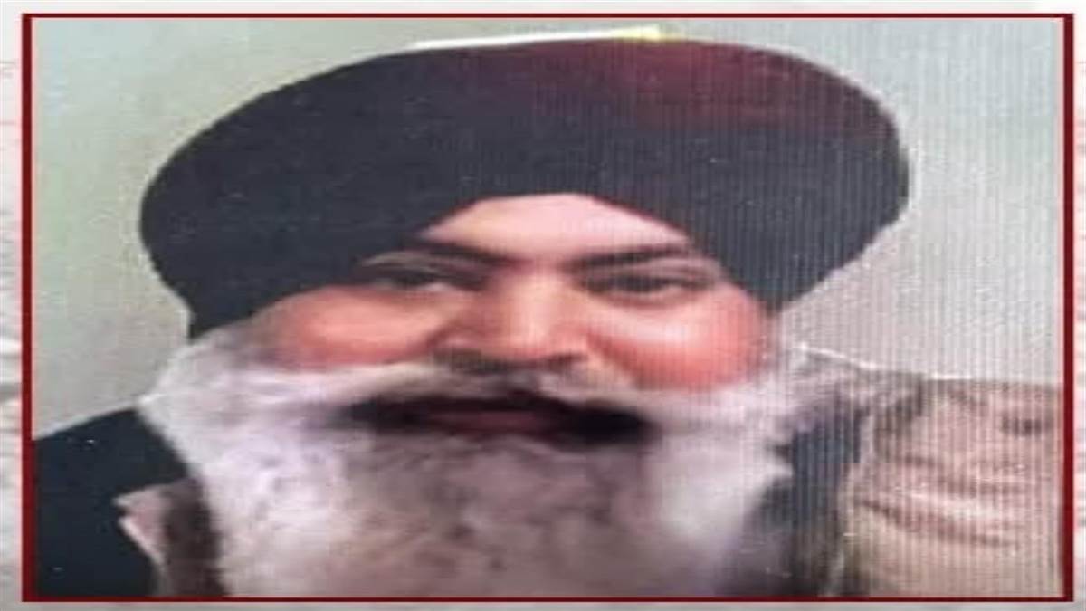 ਖੇਮਕਰਨ ਦੇ ਪਿੰਡ ਬਹਾਦਰ ਨਗਰ ’ਚ ਮਾਮੂਲੀ ਵਿਵਾਦ ’ਚ ਇਕ ਨੌਜਵਾਨ ਨੇ ਆਪਣੇ ਪਿਤਾ ਨੂੰ ਗੋਲ਼ੀ ਮਾਰ ਕੇ ਕਤਲ ਕਰ ਦਿੱਤਾ। ਏਨਾ ਨਹੀਂ ਸਬੂਤ ਮਿਟਾਉਣ ਲਈ ਘਰੋਂ 150 ਮੀਟਰ ਦੂਰ ਸ਼ਮਸ਼ਾਨਘਾਟ ’ਚ ਜਾ ਕੇ ਉਸ ਦਾ ਸਸਕਾਰ ਵੀ ਕਰ ਦਿੱਤਾ।