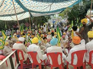 ਕਿਸਾਨਾਂ ਨੇ ਐੱਸਡੀਐੱਮ ਦਫਤਰ  ਫਤਿਹਗੜ੍ਹ ਚੂੜੀਆਂ ਨੂੰ ਘੇਰਿਆ