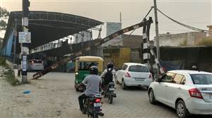ਰੇਲਵੇ ਅੰਡਰਪਾਥ ਦੇ ਦੋਵੇਂ ਓਵਰਹੈੱਡ ਬੈਰੀਕੇਡ ਟੁੱਟੇ, ਪ੍ਰਸ਼ਾਸਨ ਦੀ ਅਣਗਹਿਲੀ ਕਾਰਨ ਮੰਡਰਾ ਰਿਹਾ ਵੱਡੇ ਹਾਦਸੇ ਦਾ ਖ਼ਤਰਾ
