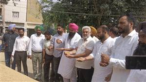 ਕੈਬਨਿਟ ਮੰਤਰੀ ਲਾਲ ਚੰਦ ਕਟਾਰੂਚੱਕ ਵੱਲੋਂ ਅਨਾਜ ਮੰਡੀ ਦਾ ਦੌਰਾ