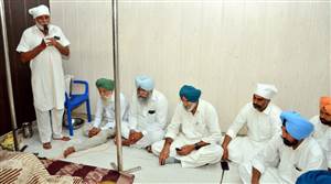 ਆੜ੍ਹਤੀਆਂ ਨੇ ਸ੍ਰੀ ਸੁਖਮਨੀ ਸਾਹਿਬ ਦੇ ਪਾਠ ਕਰਵਾਏ