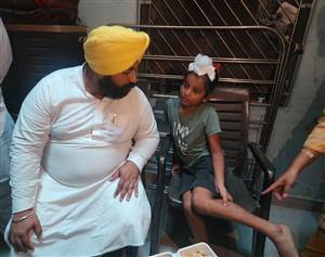 ਕੁੱਤੇ ਦੇ ਹਮਲੇ ’ਚ ਜ਼ਖ਼ਮੀ ਪੀੜਤਾਂ ਦਾ ਹਾਲ ਜਾਣਨ ਪੁੱਜੇ ਹਰਜੋਤ ਬੈਂਸ