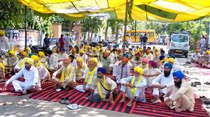 ਡੀਸੀ ਦਫ਼ਤਰ ਦੇ ਚਾਰੇ ਗੇਟ ਬੰਦ ਕਰ ਕਿਸਾਨਾਂ ਨੇ ਮੁਲਾਜ਼ਮਾਂ ਨੂੰ ਕੀਤਾ ਨਜ਼ਰਬੰਦ