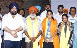 ਬੁਰਜ਼ ਨੇ ਬਲਜੀਤ ਕੌਰ ਨੂੰ ਕੀਤਾ ਸਨਮਾਨਿਤ