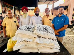 ਜਨਮ ਦਿਨ ਮੌਕੇ ਅਜ਼ਾਦ ਨੇ ਚੌਂਕਾ ਬੀਬੀ ਰਜਨੀ ਨੂੰ ਰਸਦ ਕੀਤੀ ਭੇਟ