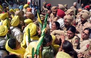 ਪਟਿਆਲਾ 'ਚ ਕਿਸਾਨਾਂ ਦਾ ਹੱਲਾ-ਬੋਲ! ਮਿੰਨੀ ਸਕੱਤਰੇਤ ਦੇ ਸਾਰੇ ਗੇਟ ਕੀਤੇ ਬੰਦ, ਪੁਲਿਸ ਨਾਲ ਹੋਈ ਧੱਕਾ-ਮੁੱਕੀ; ਅੰਦੋਲਨ ਜਾਰੀ ਰੱਖਣ ਦੀ ਚਿਤਾਵਨੀ
