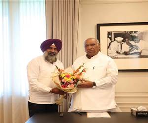 ਪਰਗਟ ਸਿੰਘ ਦੀ ‘ਦਿੱਲੀ ਦੌੜ’ ਜਾਰੀ: ਕਾਂਗਰਸ ਪ੍ਰਧਾਨ ਮੱਲਿਕਾਰਜੁਨ ਖੜਗੇ ਨਾਲ ਕੀਤੀ ਮੁਲਾਕਾਤ, ਲਿਆ ਆਸ਼ੀਰਵਾਦ ਤੇ ਮਾਰਗਦਰਸ਼ਨ